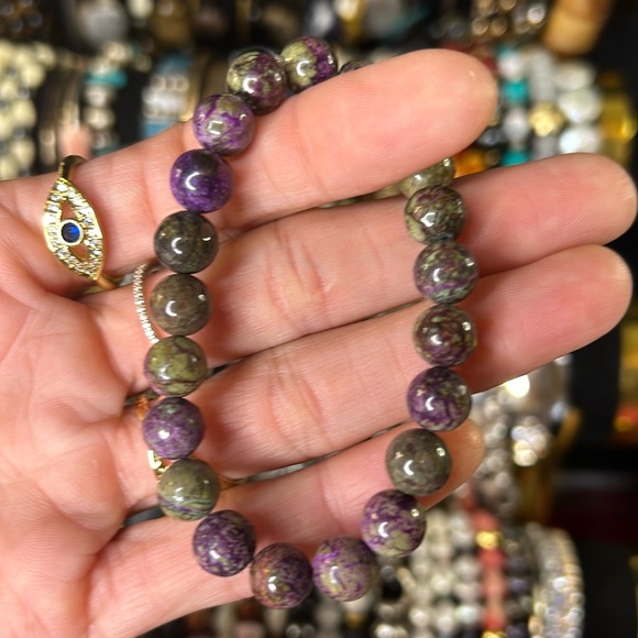 B97 Fine Atlantisite is Purple Stichtite & Green Serpentine 8mm Bead Bracelet - Picture 4 of 7
